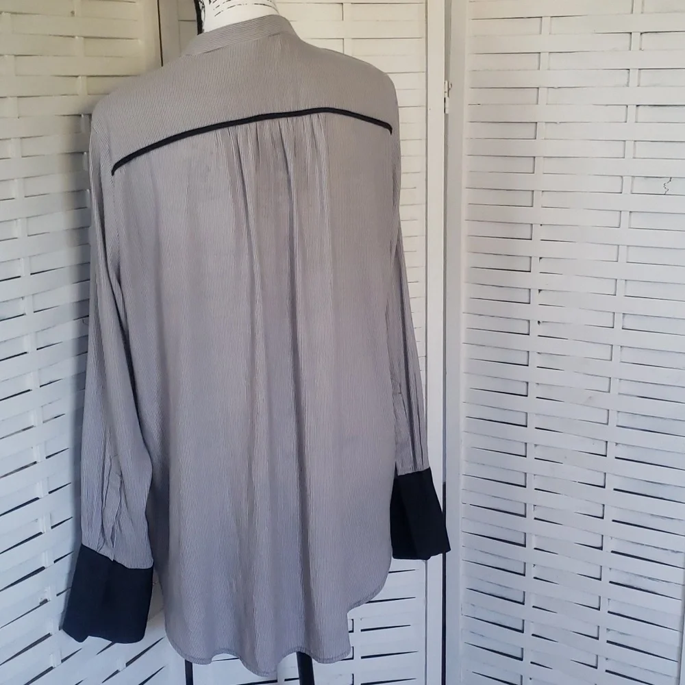 Free People gray and black tiny stripes long cuff sleeves press buttons shirt L
